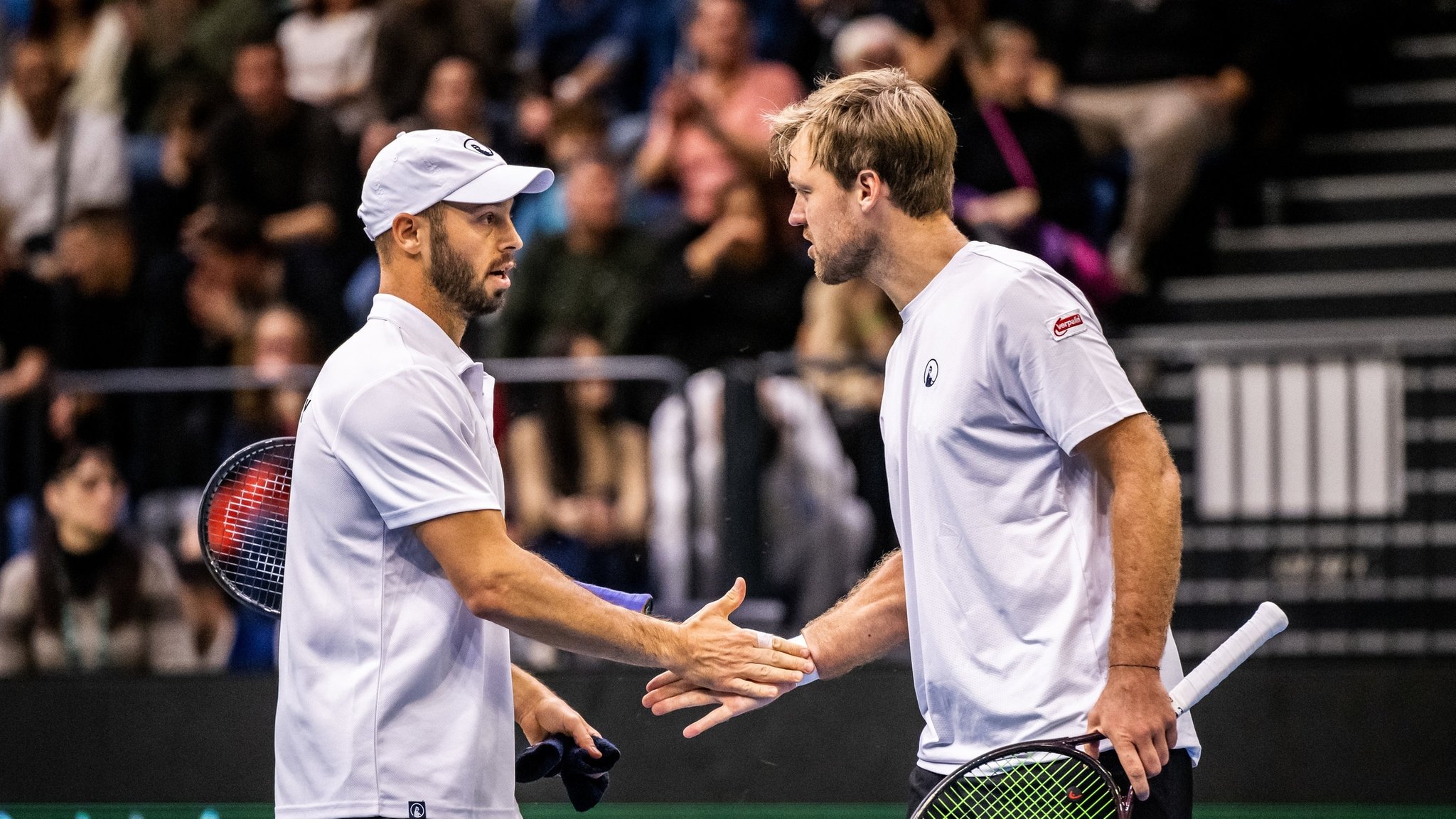 ARCHIV - 03.02.2024, Ungarn, Tatabanya: Tennis, Herren: Davis Cup - Qualifikationsrunde, Qualifikation, Ungarn · Deutschland, Fabian Marozsan, Mate Valkusz (Ungarn) gegen Kevin Krawietz, Tim Puetz (Deutschland). Tim Puetz (L) und Kevin Krawietz (R) in Aktion. (zu dpa: «Krawietz und Pütz erreichen US-Open-Finale in Doppel-Krimi») Foto: Marton Monus/dpa +++ dpa-Bildfunk +++