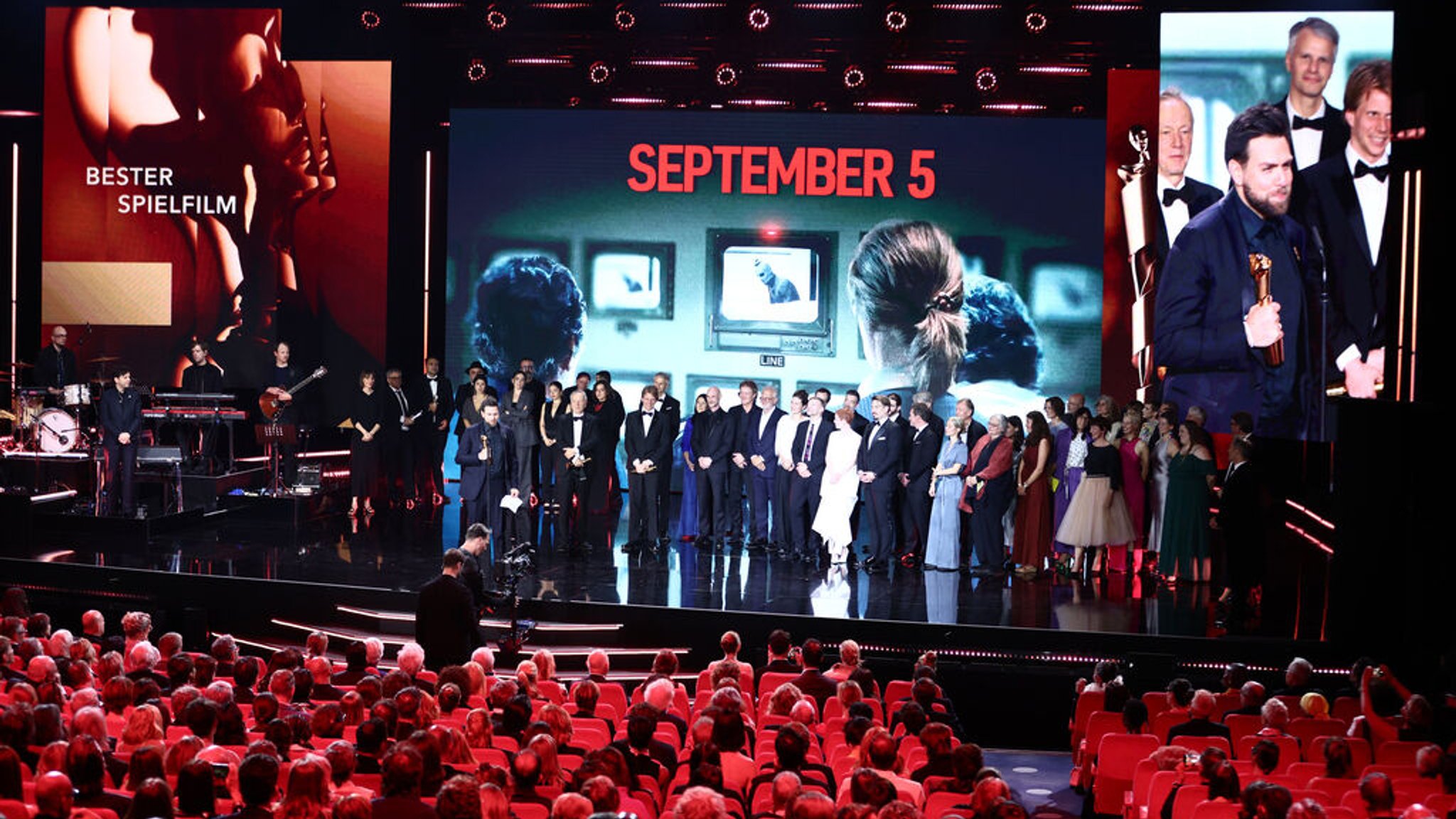 09.05.2025, Berlin: "September 5" wird als bester Spielfilm mit der goldenen Lola ausgezeichnet während der 75. Verleihung des Deutschen Filmpreises in Berlin im Theater am Potsdamer Platz. Der Deutsche Filmpreis gehört zu den wichtigsten Auszeichnungen der Branche Foto: Christoph Soeder/dpa +++ dpa-Bildfunk +++