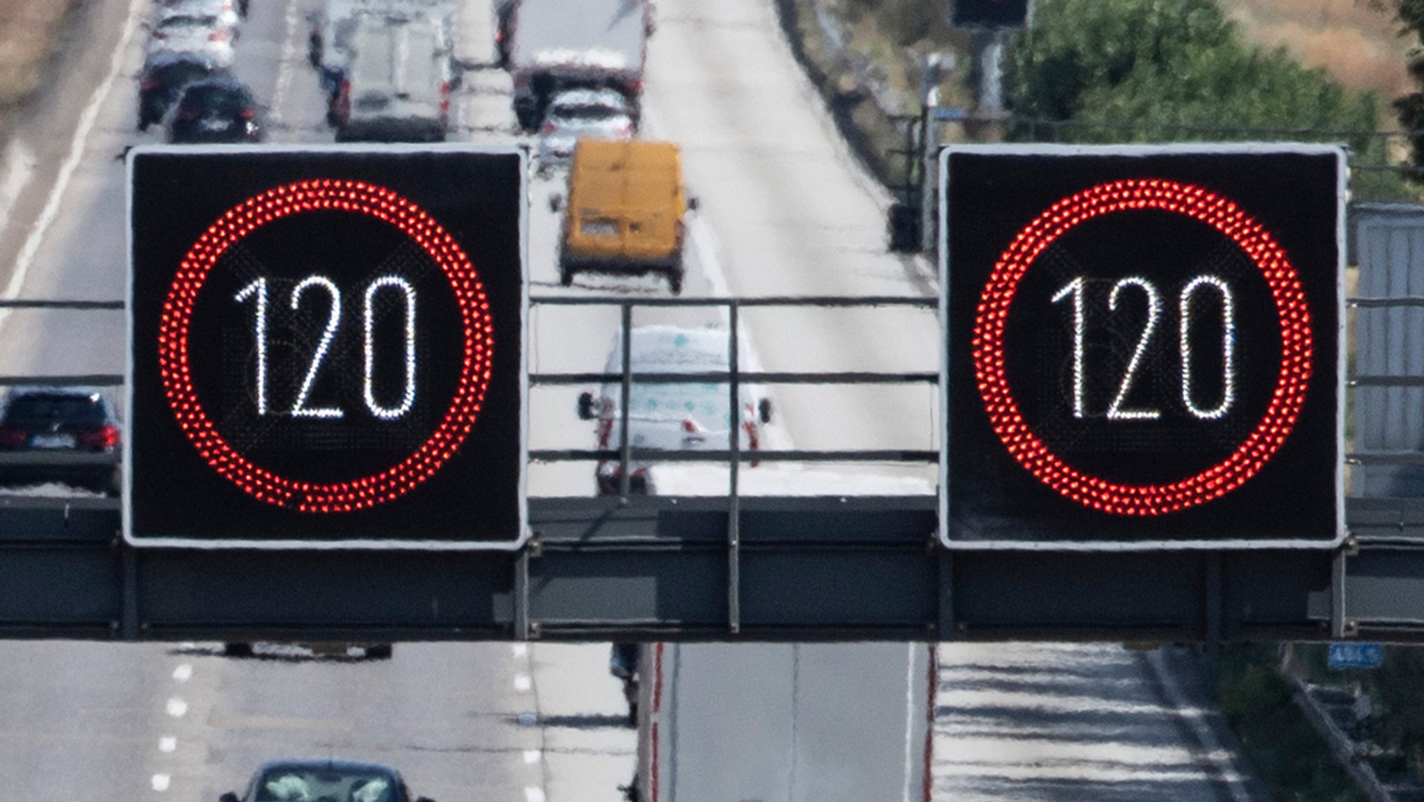 Verkehrsschilder auf der Autobahn