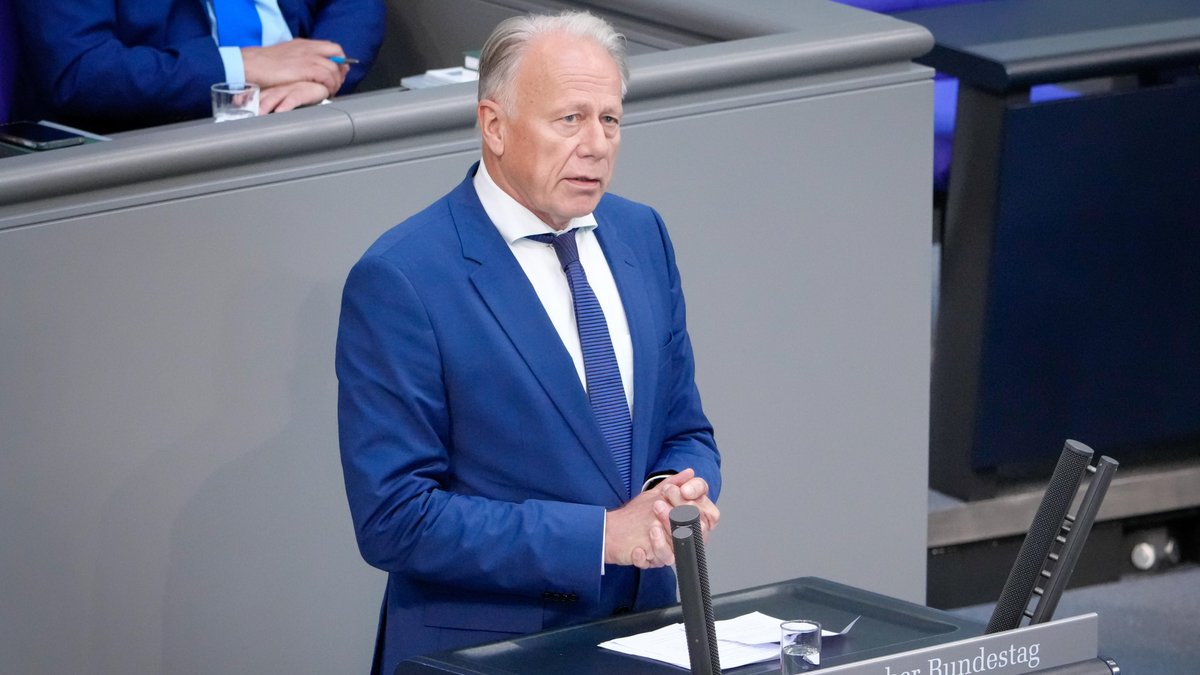 Jürgen Trittin von der Partei Bündnis 90/Die Grünen im Portrait bei einer Rede