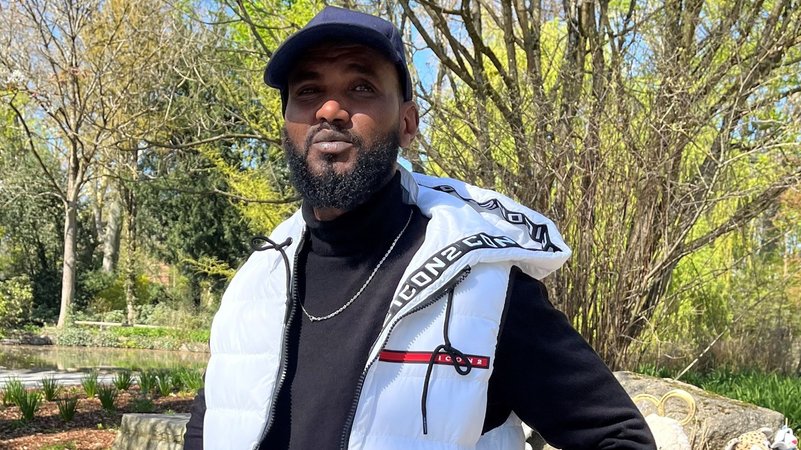 Ahmed Mohamed Odowaa am Tatort im Park Schöntal, wo er im Januar 2025 den Aschaffenburger Messerangreifer zu Fuß verfolgte. | Bild: Barbara Ecke/BR Ahmed Mohamed Odowaa am Tatort im Park Schöntal, wo er im Januar 2025 den Aschaffenburger Messerangreifer zu Fuß verfolgte.