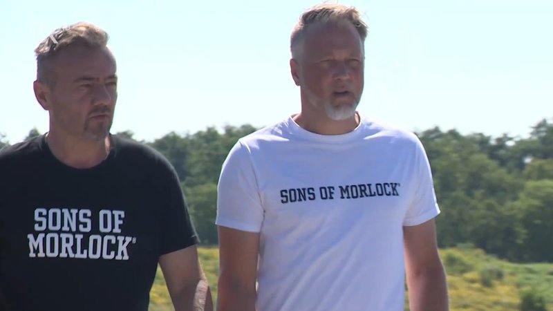 Zwei Fußballer tragen T-Shirts der Modemarke "Sons of Morlock" | Bild: BR Zwei Fußballer tragen T-Shirts der Modemarke "Sons of Morlock"