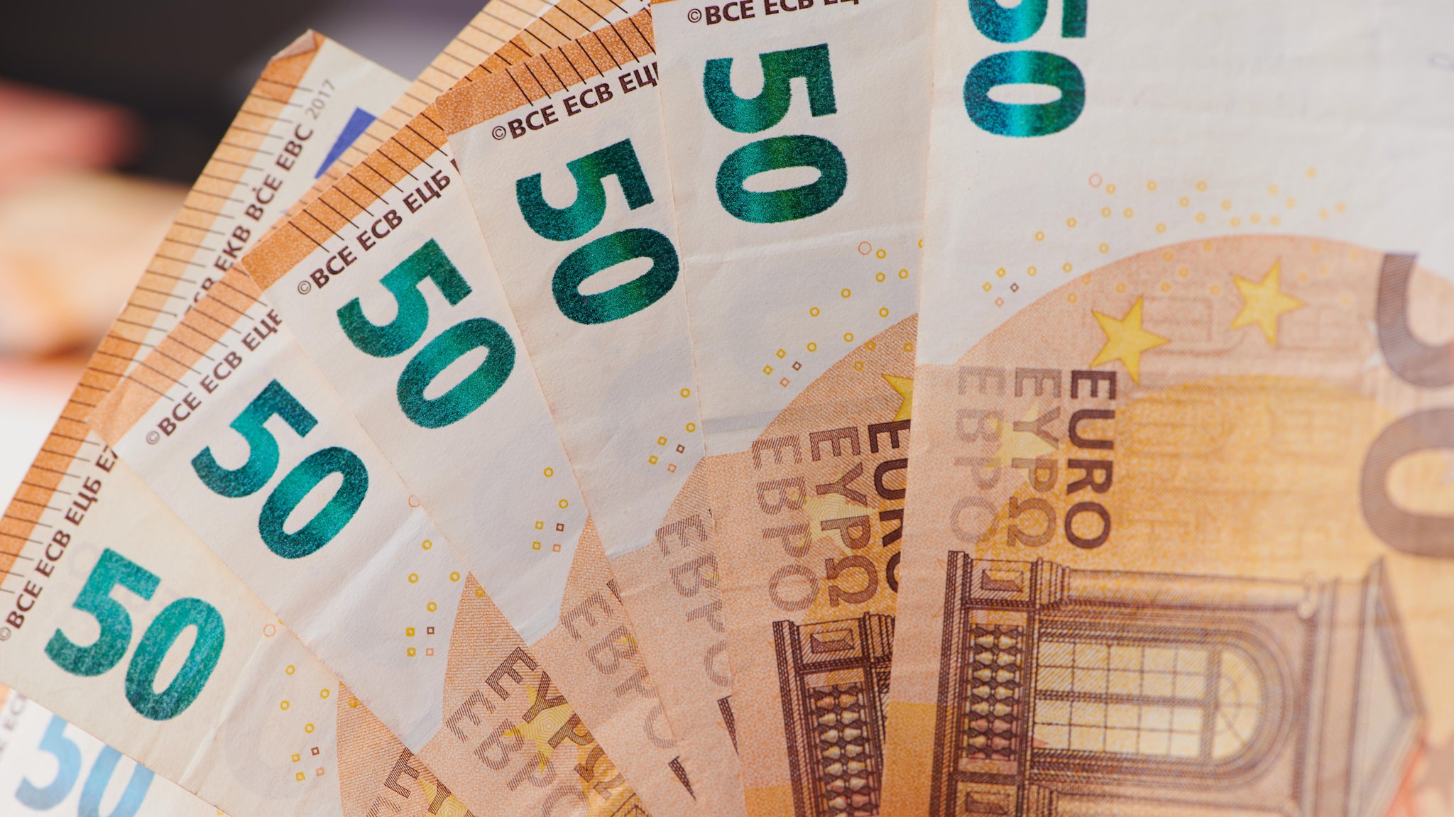 Eine Hand voll 50-Euro-Scheine. | Bild: picture alliance / CHROMORANGE | Claudia Nass Eine Hand voll 50-Euro-Scheine.