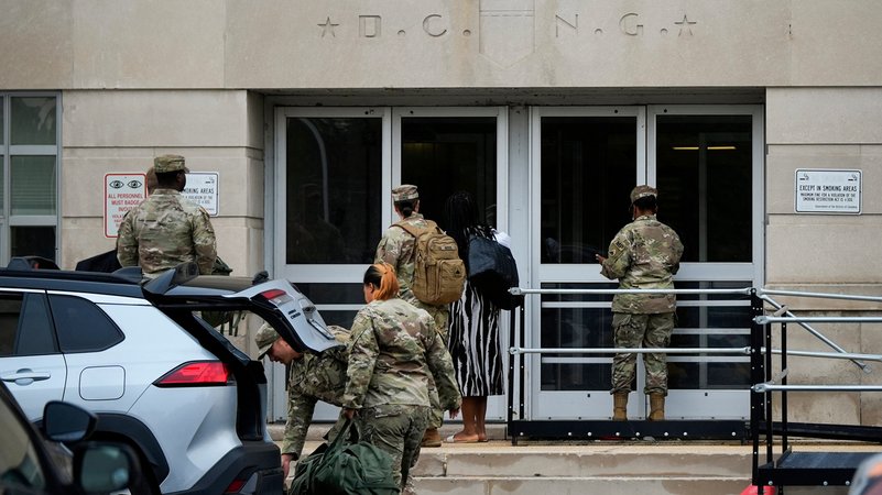 Erste Nationalgardisten des Distrikts Columbia treffen an ihrem Hauptquartier ein. | Bild: dpa-Bildfunk/Julia Demaree Nikhinson Erste Nationalgardisten des Distrikts Columbia treffen an ihrem Hauptquartier ein.
