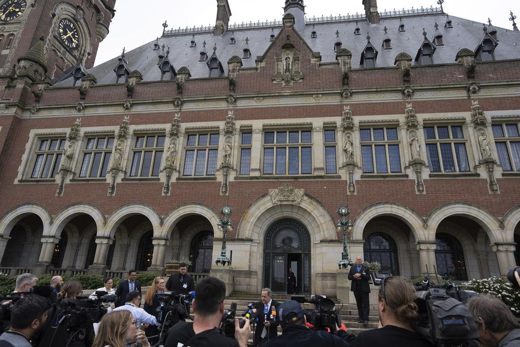 30.04.2024, Niederlande, Den Haag: Nicaraguas Botschafter Carlos Jose Arguello Gomez (M,unten) gibt eine Erklärung vor dem Internationalen Gerichtshof. Im Völkermord-Verfahren gegen Deutschland hat der Internationale Gerichtshof in Den Haag die Forderungen Nicaraguas zurückgewiesen. Foto: Peter Dejong/AP/dpa +++ dpa-Bildfunk +++