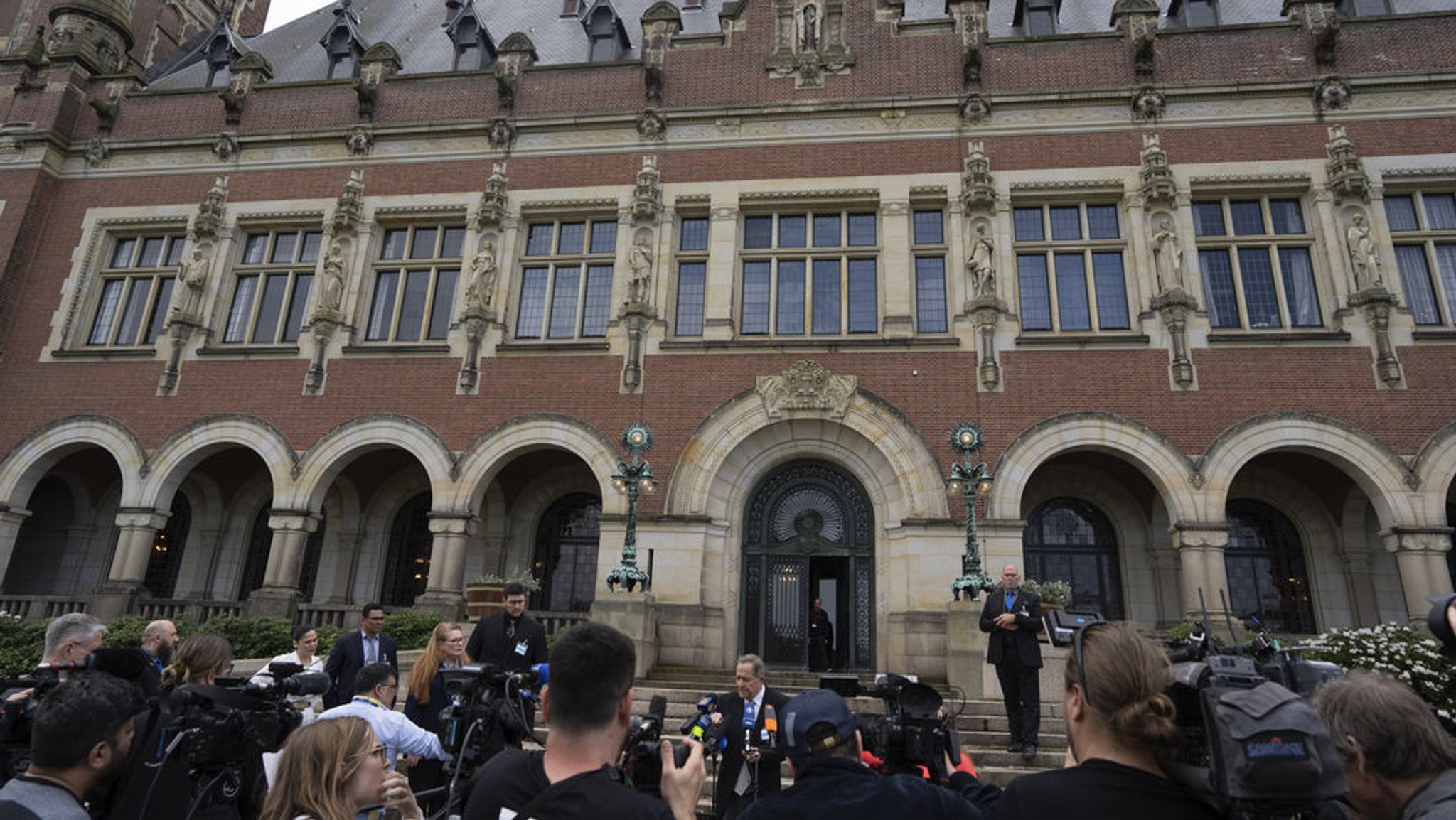 30.04.2024, Niederlande, Den Haag: Nicaraguas Botschafter Carlos Jose Arguello Gomez (M,unten) gibt eine Erklärung vor dem Internationalen Gerichtshof. Im Völkermord-Verfahren gegen Deutschland hat der Internationale Gerichtshof in Den Haag die Forderungen Nicaraguas zurückgewiesen. Foto: Peter Dejong/AP/dpa +++ dpa-Bildfunk +++