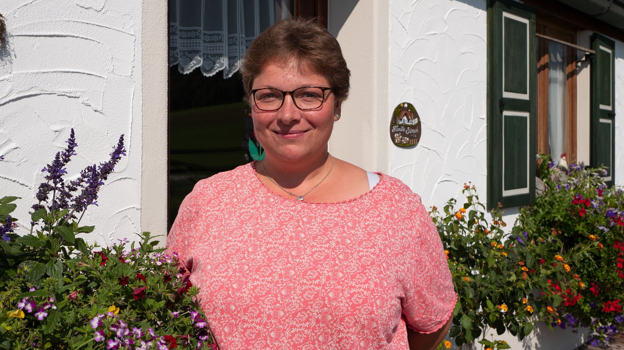 Verena Simon vor ihrem Haus in Gerold (Lkr. Garmisch-Partenkirchen). 