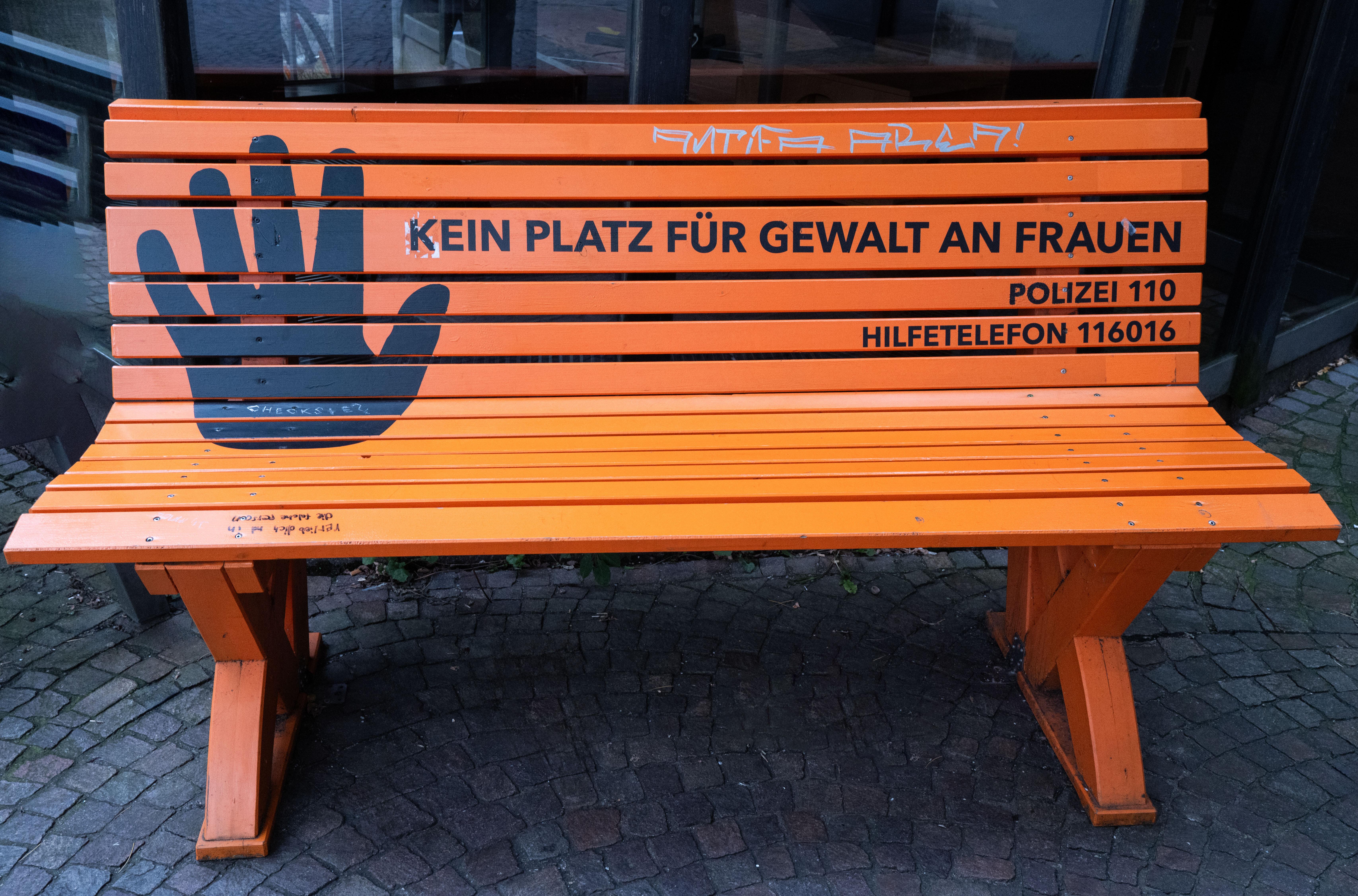 In Biberach an der Riss wirbt eine Bank für mehr Aufmerksamkeit gegen häusliche und sexualisierte Gewalt an Frauen.