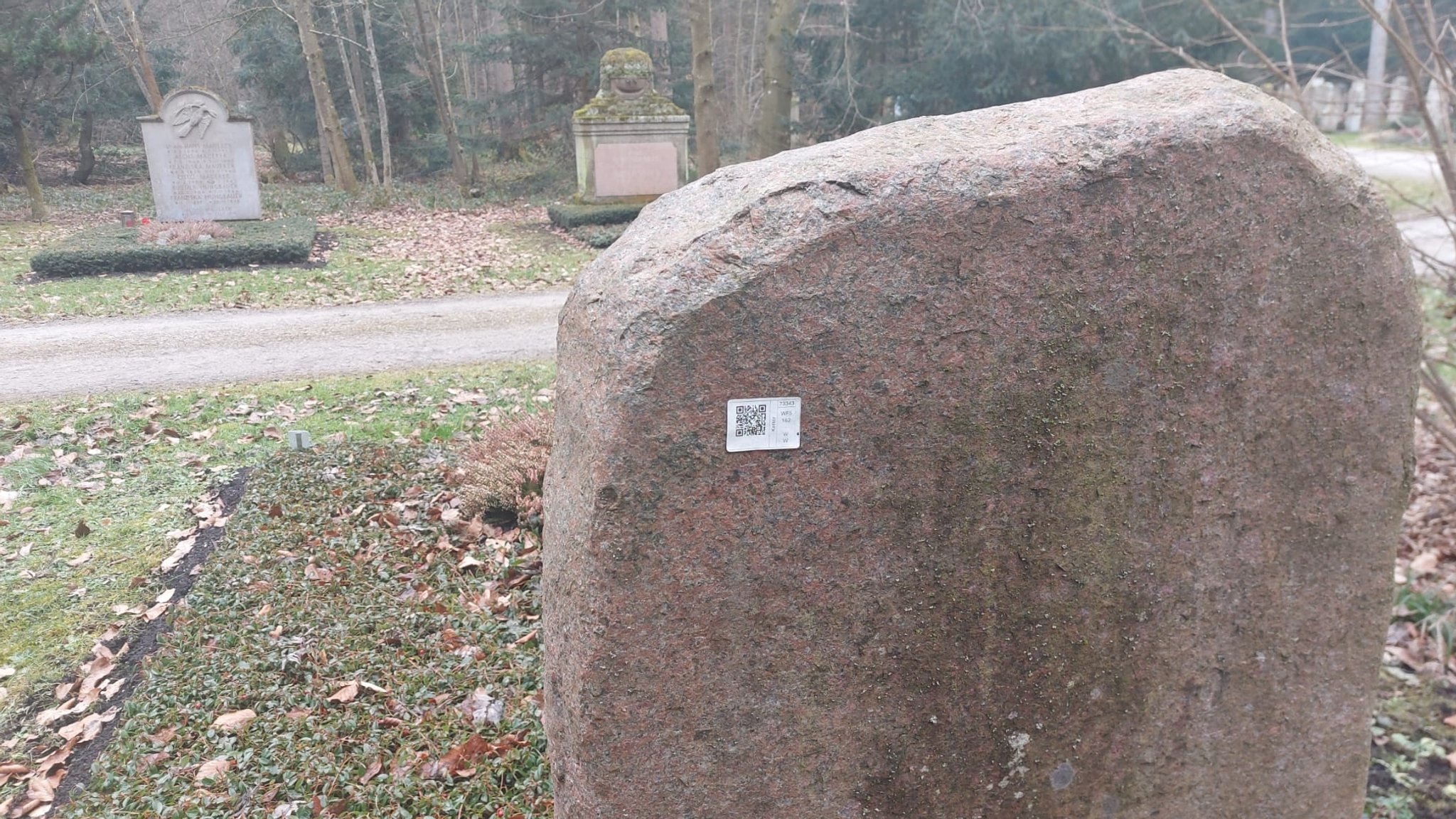 Rätselhafte QR-Code-Aufkleber auf dem Münchner Waldfriedhof