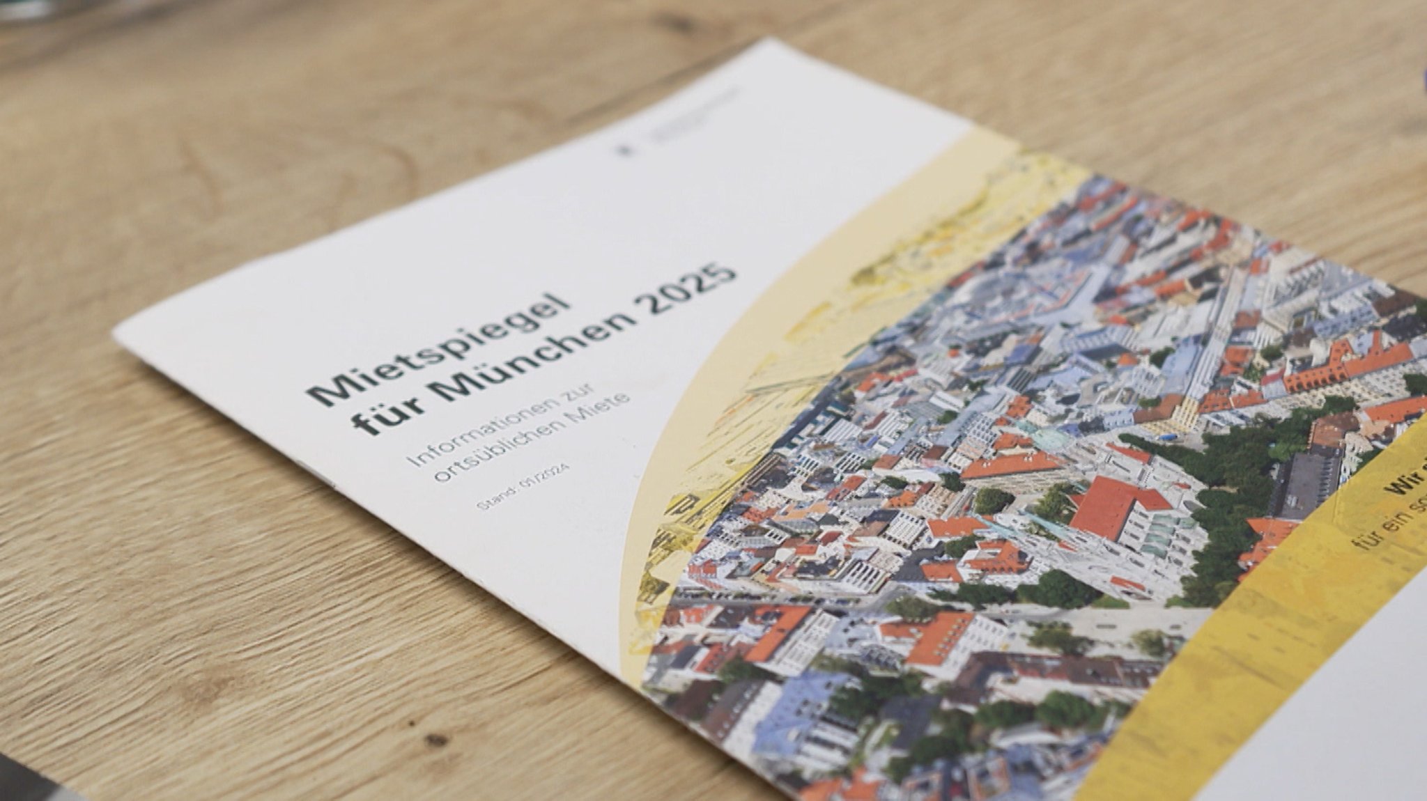 Ein Mietspiegel für München liegt auf dem Tisch. | Bild: BR Ein Mietspiegel für München liegt auf dem Tisch.