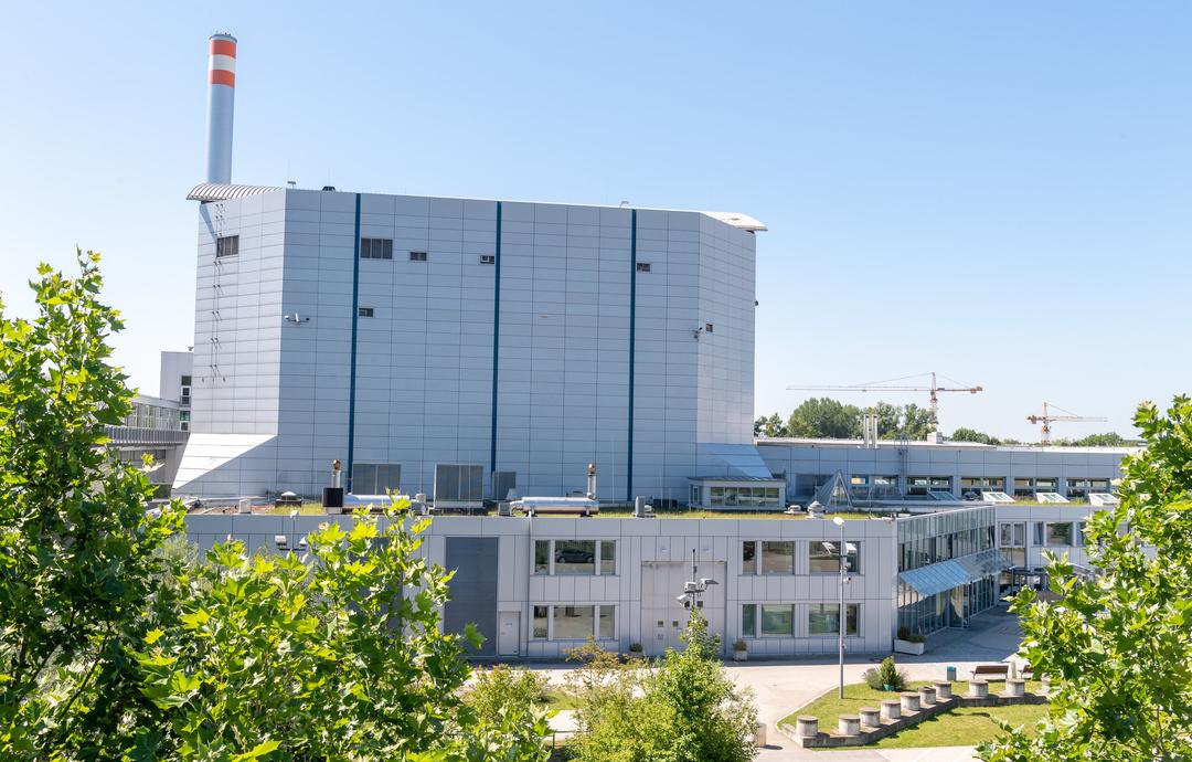 Der Forschungsreaktor München II (FRM II) auf dem Gelände der Technischen Universität München (TUM) im Norden Münchens (Archivbild)