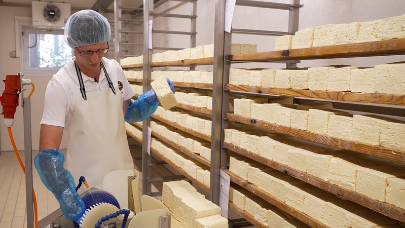 Käser Stefan Diepolder mit Weißlacker in der Reifekammer | Bild: BR/Johannes Hofmann Käser Stefan Diepolder mit Weißlacker in der Reifekammer