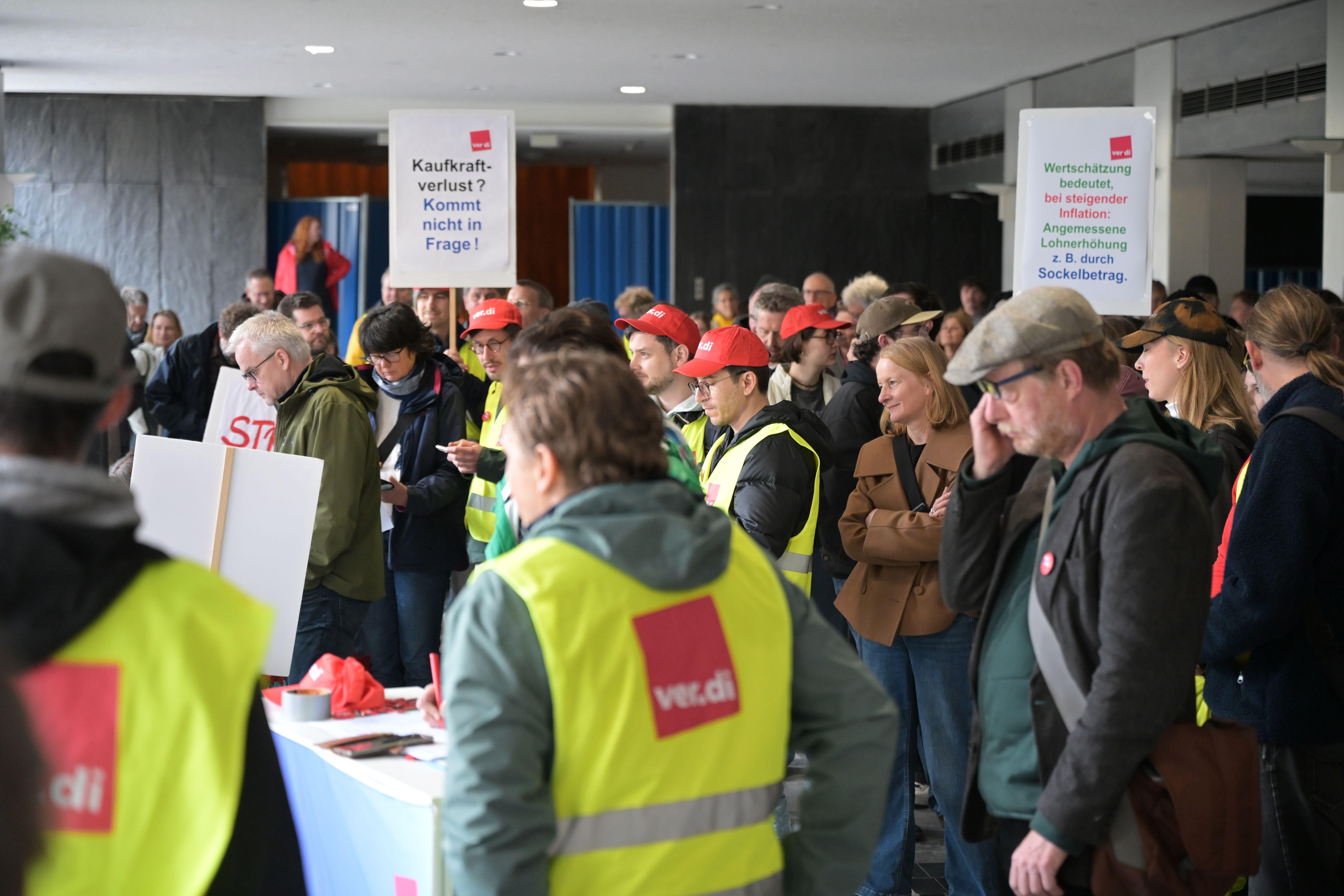 20.05.2026, Bayern, München: Beschäftigte des Bayerischen Rundfunks demonstrieren im Zuge eines Warnstreiks. Die Dienstleistungsgewerkschaft Verdi und der Bayerische Journalistenverband (BJV) haben die Beschäftigten des Bayerischen Rundfunks an allen Standorten zu dem Warnstreik aufgerufen. Die Aktionen sollen die zweite Runde der Tarifverhandlungen für die Beschäftigten begleiten, die für Freitag geplant ist. 