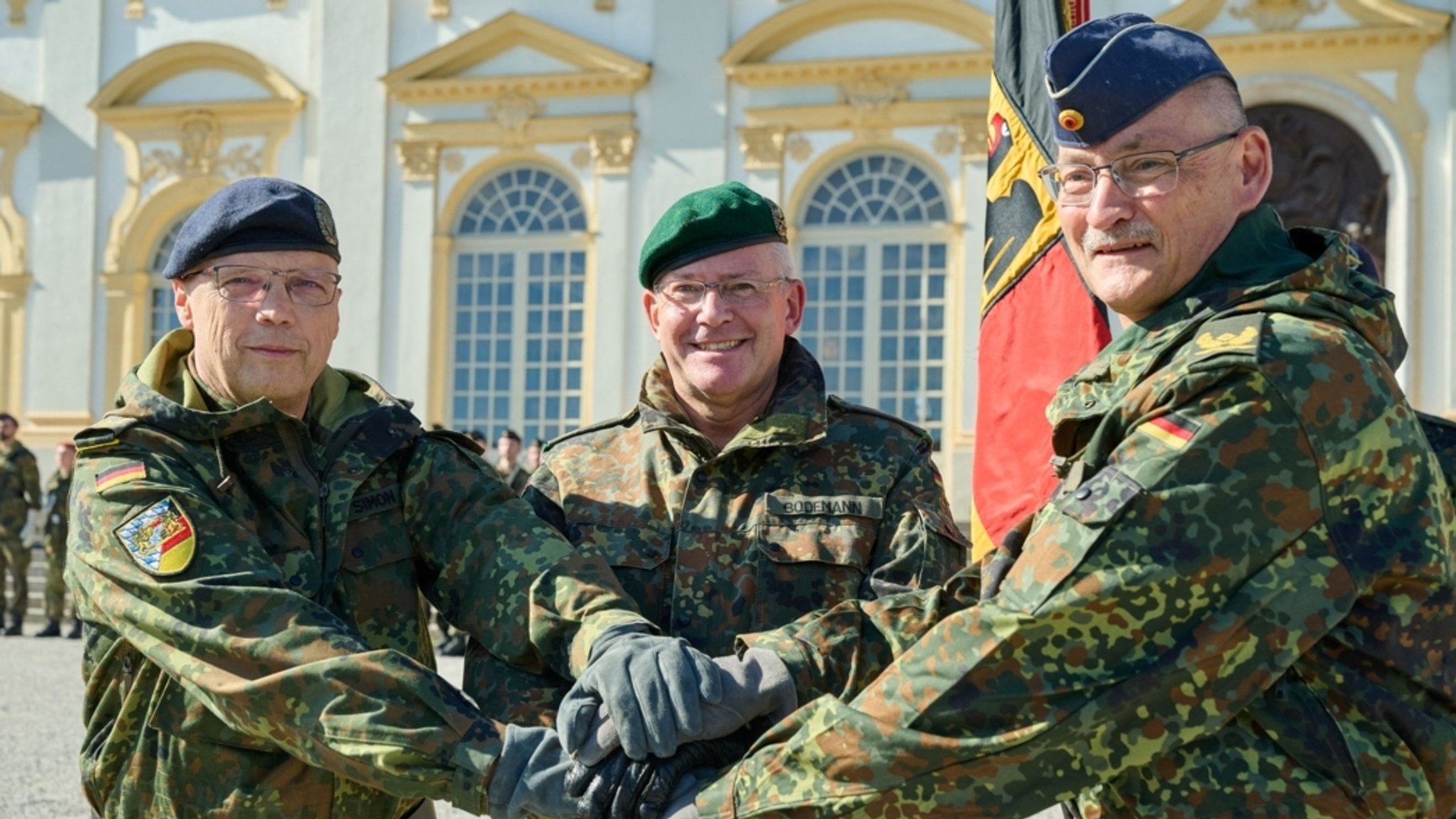 Der neue Kommandeur des Landeskommandos Bayern, Brigadegeneral Rainer Simon (links), und sein Vorgänger, Brigadegeneral Thomas Hambach (rechts).