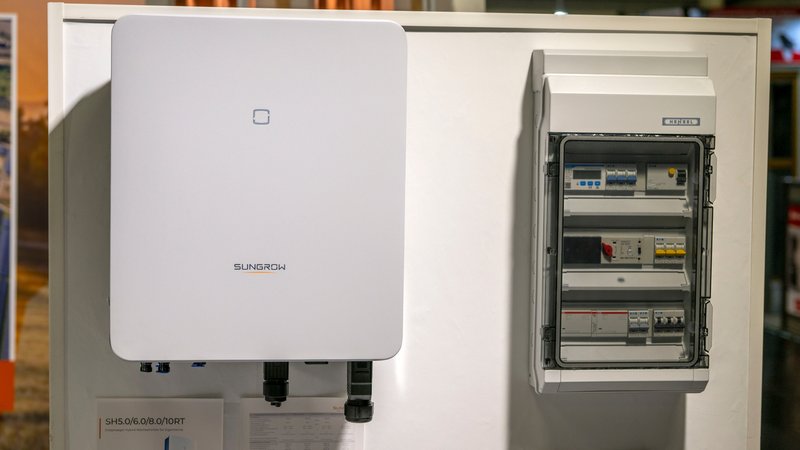 Ein Wechselrichter für Solarstrom aus Photovoltaik-Anlagen hängt an einer Wand. | Bild: picture alliance / M.i.S. | Bernd Feil Ein Wechselrichter für Solarstrom aus Photovoltaik-Anlagen hängt an einer Wand.