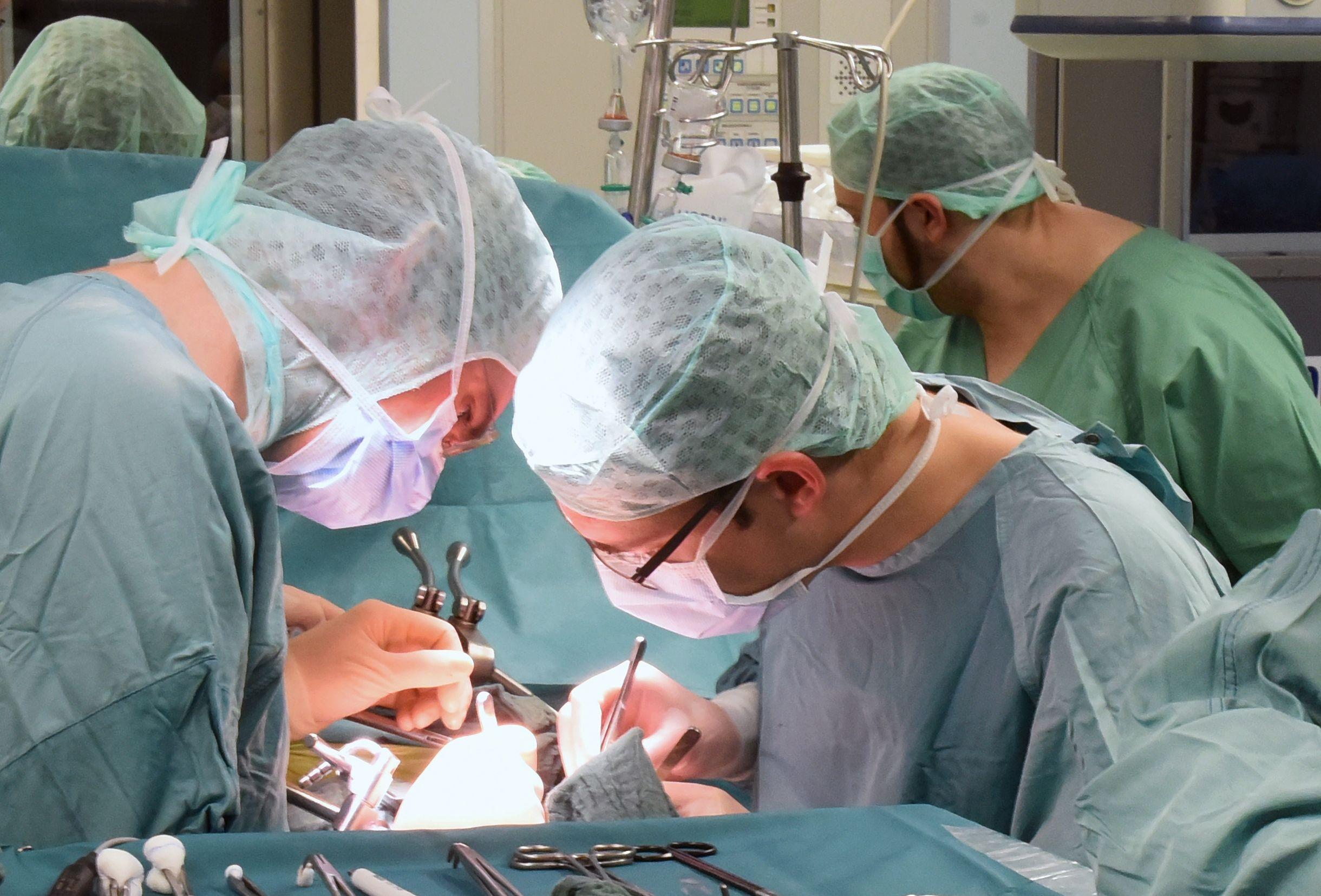 Sachsen, Leipzig: Im Transplantationszentrum am Universitätsklinikum wird eine Niere beim Empfänger transplantiert. 