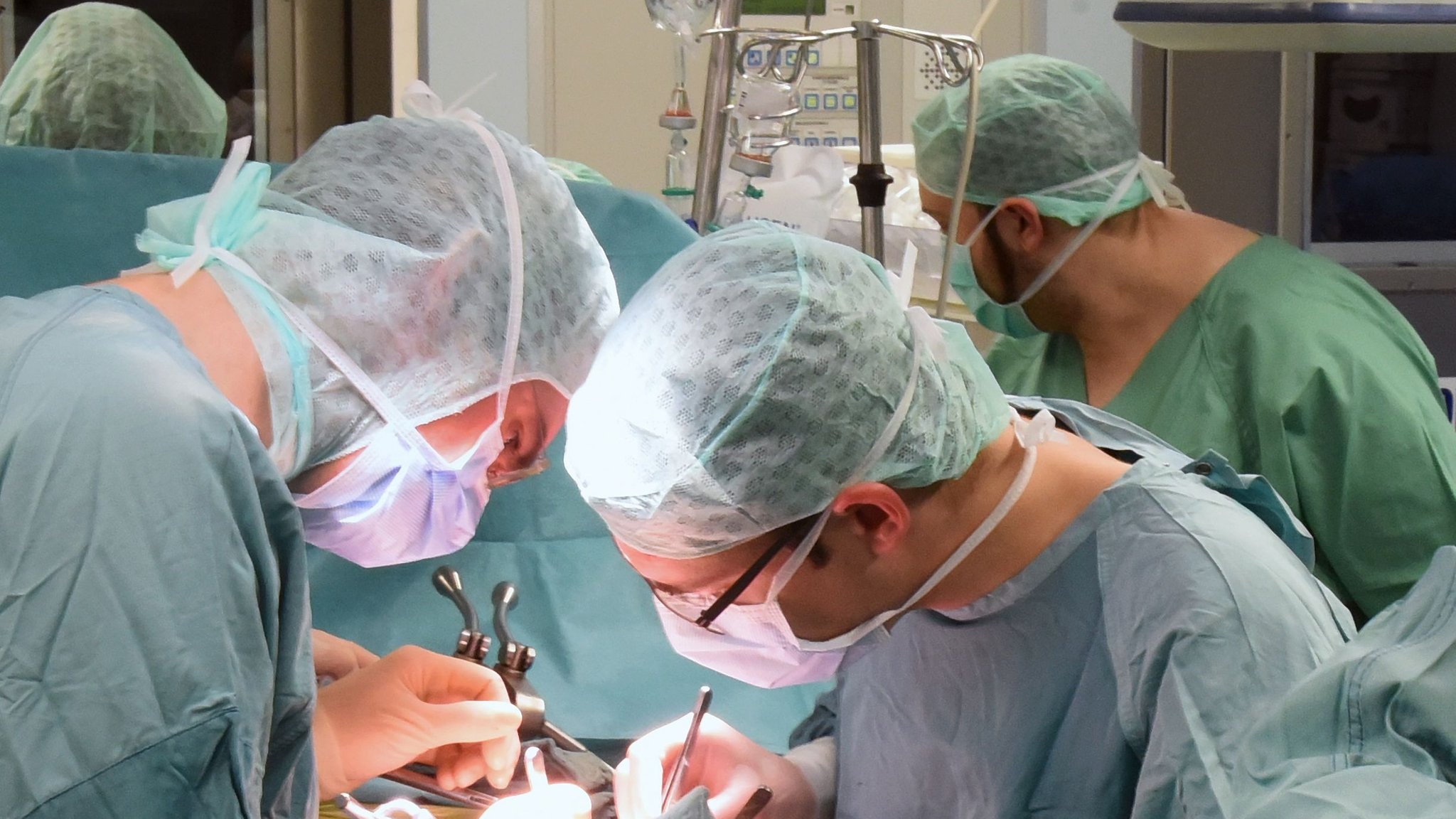 Sachsen, Leipzig: Im Transplantationszentrum am Universitätsklinikum wird eine Niere beim Empfänger transplantiert. 