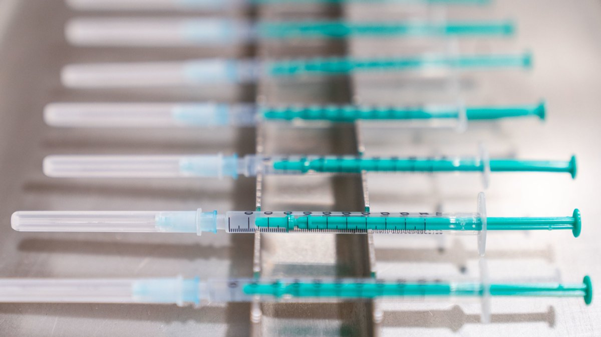 Fertig aufgezogene Spritzen mit dem Impfstoff von Biontech/Pfizer liegen im Impfzentrum Coburg bereit (Archivbild)