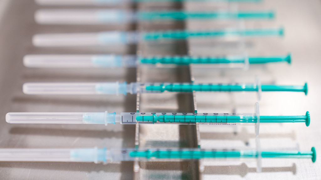 Fertig aufgezogene Spritzen mit dem Impfstoff von Biontech/Pfizer liegen im Impfzentrum Coburg bereit (Archivbild)
