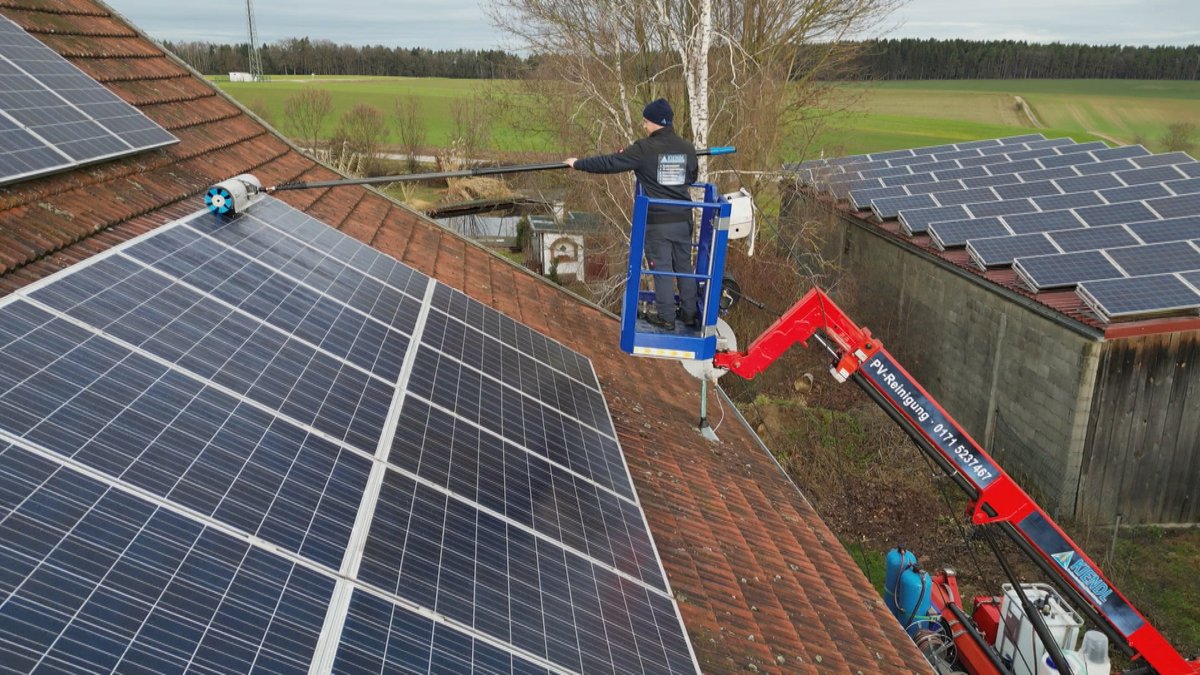 Großputz auf dem Dach: Muss man Photovoltaikanlagen reinigen?