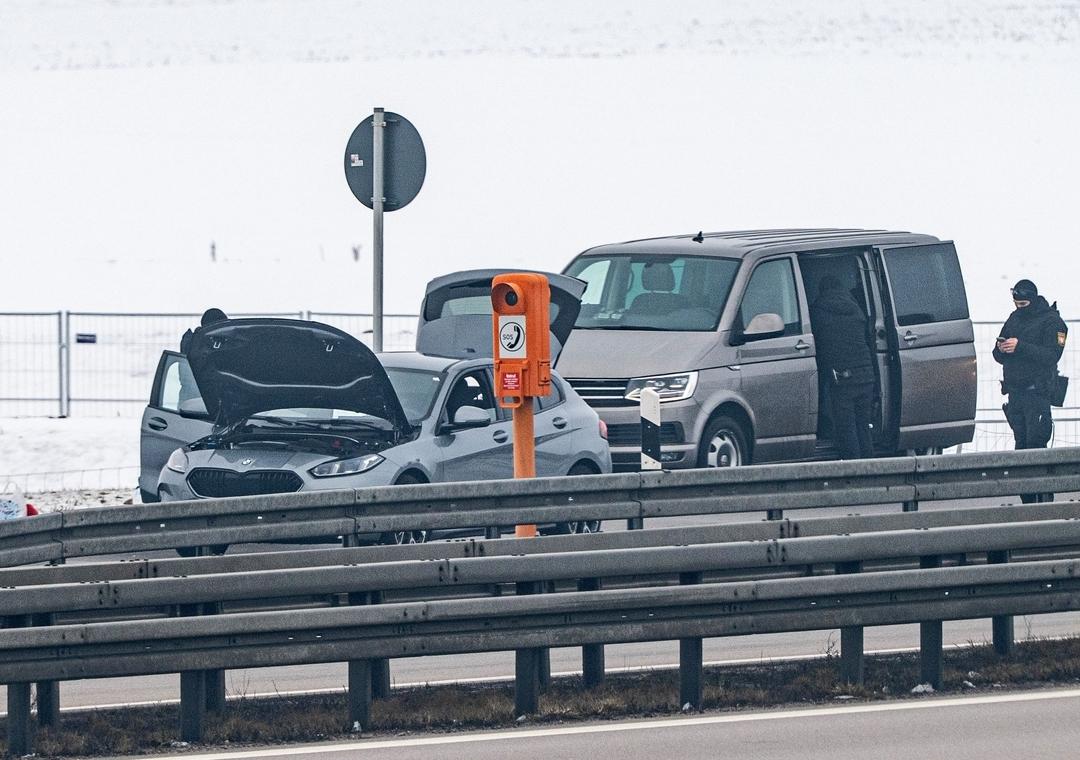 Das Auto (l), in dem sich der mutmaßliche Sprengstoff befand, wird von Polizisten und Spezialkräften genau nach Spuren untersucht. 