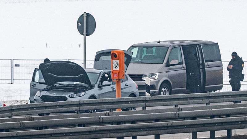 Das Auto (l), in dem sich der mutmaßliche Sprengstoff befand, wird von Polizisten und Spezialkräften genau nach Spuren untersucht. | Bild: Foto: Armin Weigel/dpa Das Auto (l), in dem sich der mutmaßliche Sprengstoff befand, wird von Polizisten und Spezialkräften genau nach Spuren untersucht.