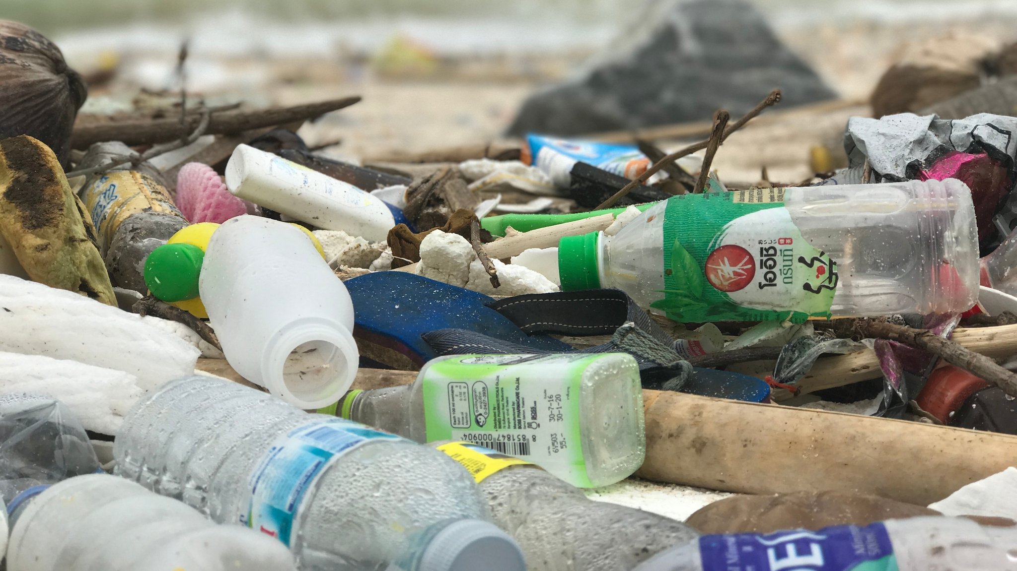 Plastikmüll am Strand von Thailand