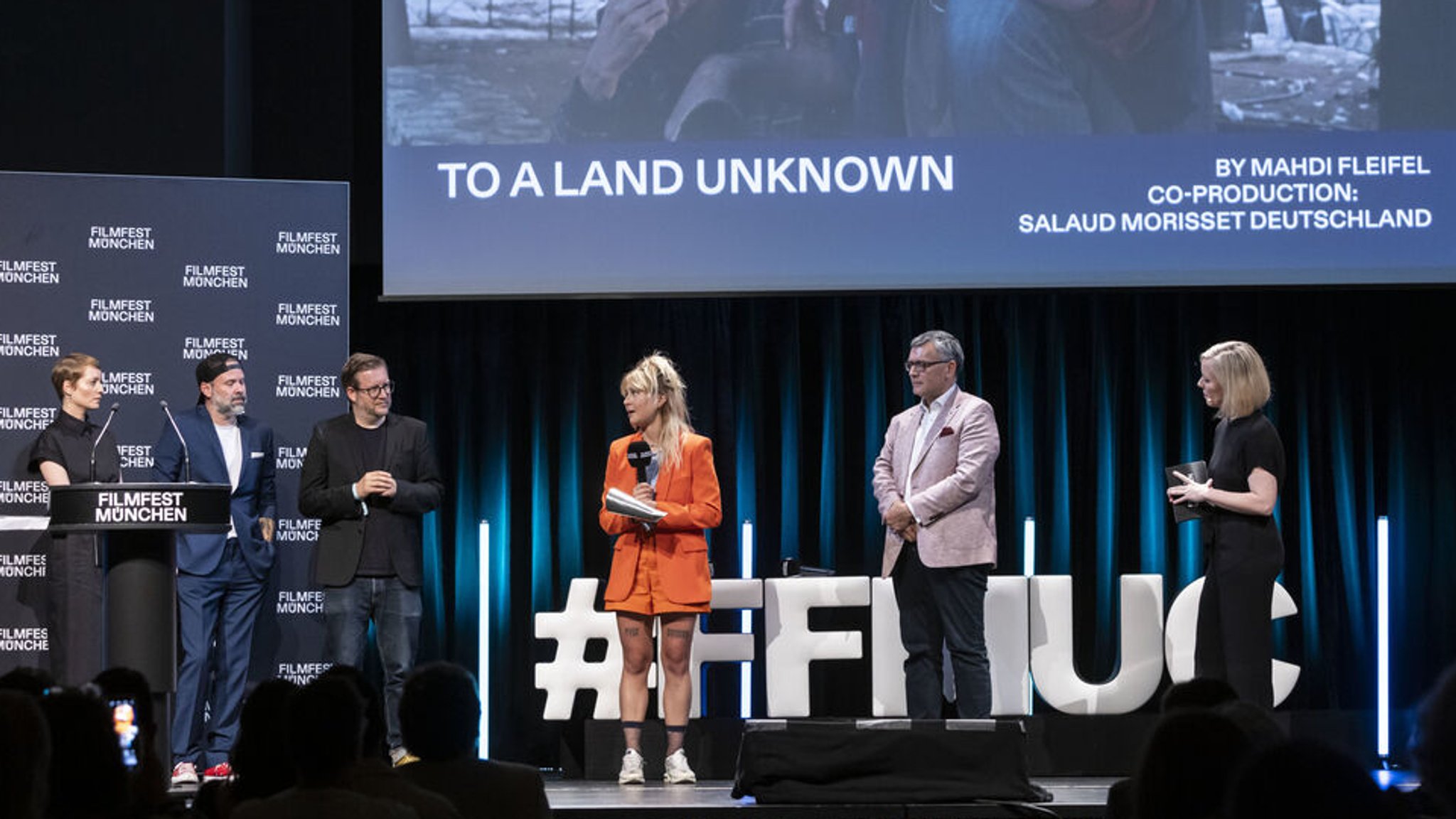 Jury CineCoPro Baran bo Odar, Leonie Benesch, Sol Bondy mit Preisstifter Staatsminister Dr. Florian Herrmann überreichen den Award an Victoria Braunholz stellvertretend für Preisträgerin Mahdi Fleifel (TO A LAND UNKNOWN) bei der Award Reception im Amerikahaus im Rahmen des 41. FILMFEST MÜNCHEN am 06. Juli 2024. © Kurt Krieger / Filmfest München / Weiterer Text über ots und www.presseportal.de/nr/9021 / Die Verwendung dieses Bildes für redaktionelle Zwecke ist unter Beachtung aller mitgeteilten Nutzungsbedingungen zulässig und dann auch honorarfrei. Veröffentlichung ausschließlich mit Bildrechte-Hinweis. Foto: Kurt Krieger/Kurt Krieger / Filmfest München 2024/obs