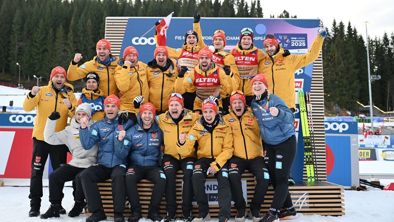 Johannes Rydzek, Wendelin Thannheimer, Julian Schmid und Vinzenz Geiger, die Trainer und Betreuer bejubeln den Sieg | Bild: picture-alliance/dpa Johannes Rydzek, Wendelin Thannheimer, Julian Schmid und Vinzenz Geiger, die Trainer und Betreuer bejubeln den Sieg