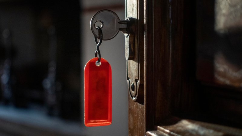 Schlüssel im Schloß einer Eingangstür | Bild: picture alliance / Westend61 | Maria Maar Schlüssel im Schloß einer Eingangstür