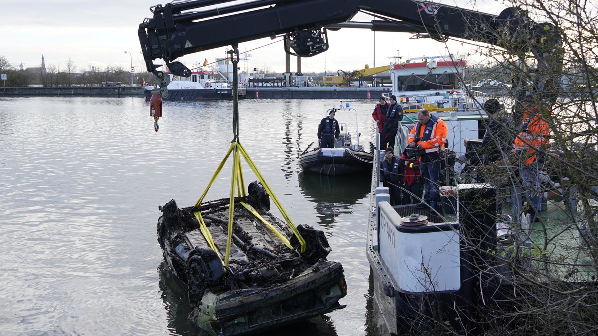 Jahrzehnte im Wasser: Autowrack aus der Donau geborgen