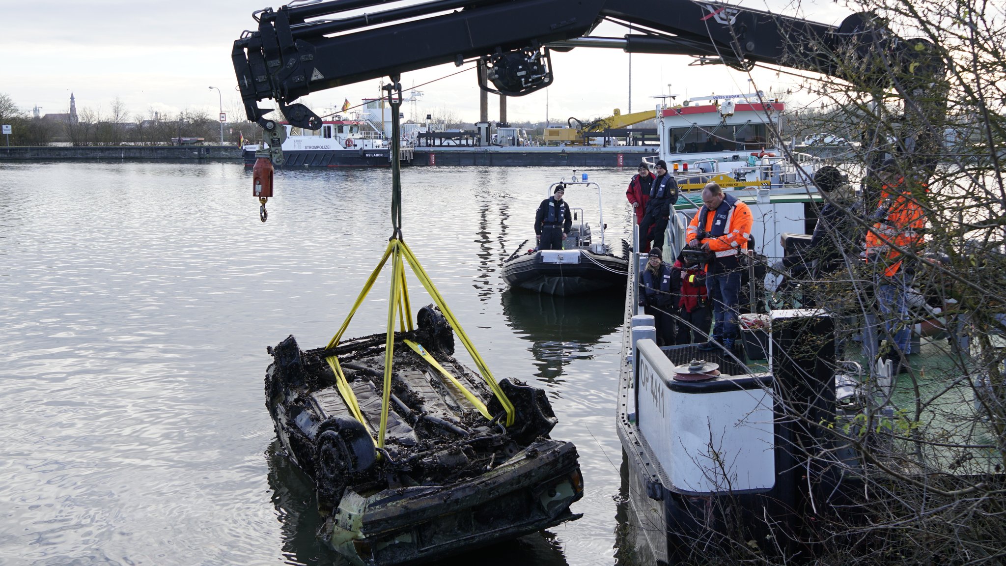 Der alte Audi wird mit einem Kranboot aus der Donau geborgen.