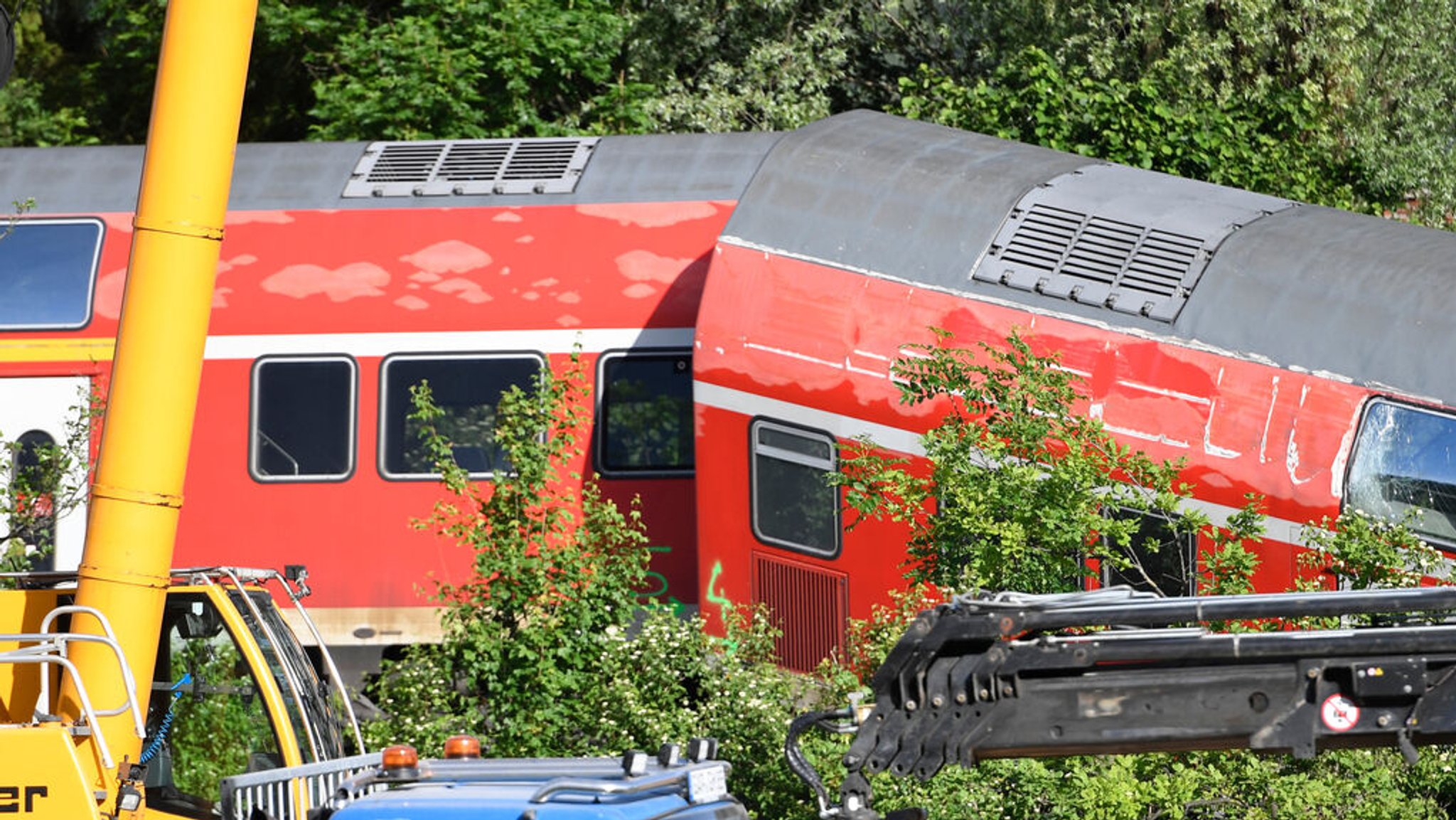 ARCHIV - 06.06.2022, Bayern, Garmisch-Partenkirchen: Aufräumarbeiten nach dem Zugunglück in Garmisch-Partenkirchen mit fünf Toten vom 3. Juni 2022. (zu dpa: «Zwei Jahre nach tödlichem Zugunglück - Weitere Aufarbeitung nötig») Foto: Uwe Lein/dpa +++ dpa-Bildfunk +++