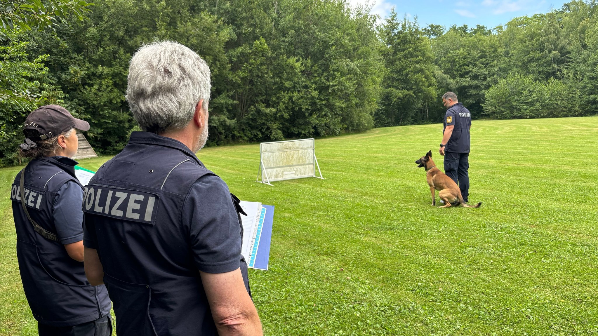 Halbzeit auf dem Weg zum Schutzhund(eführer): Andreas Burghart und sein belgischer Schäferhund Choco. | Bild: BR/Simon Berninger Halbzeit auf dem Weg zum Schutzhund(eführer): Andreas Burghart und sein belgischer Schäferhund Choco.