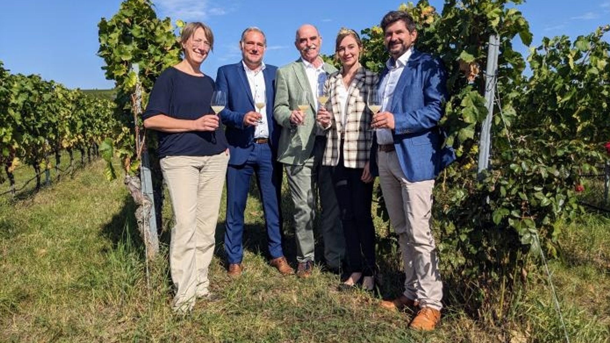 Beate Leopold (Weinbauring Franken), Dr. Matthias Mend (LWG), Artur Steinmann (Fränkischer Weinbauverband), Anna-Lena Zehnter (Weinprinzessin Sommerach) und Ralf Schwarz (Bezirk Unterfranken) waren zur Erntebilanz in Sommerach.