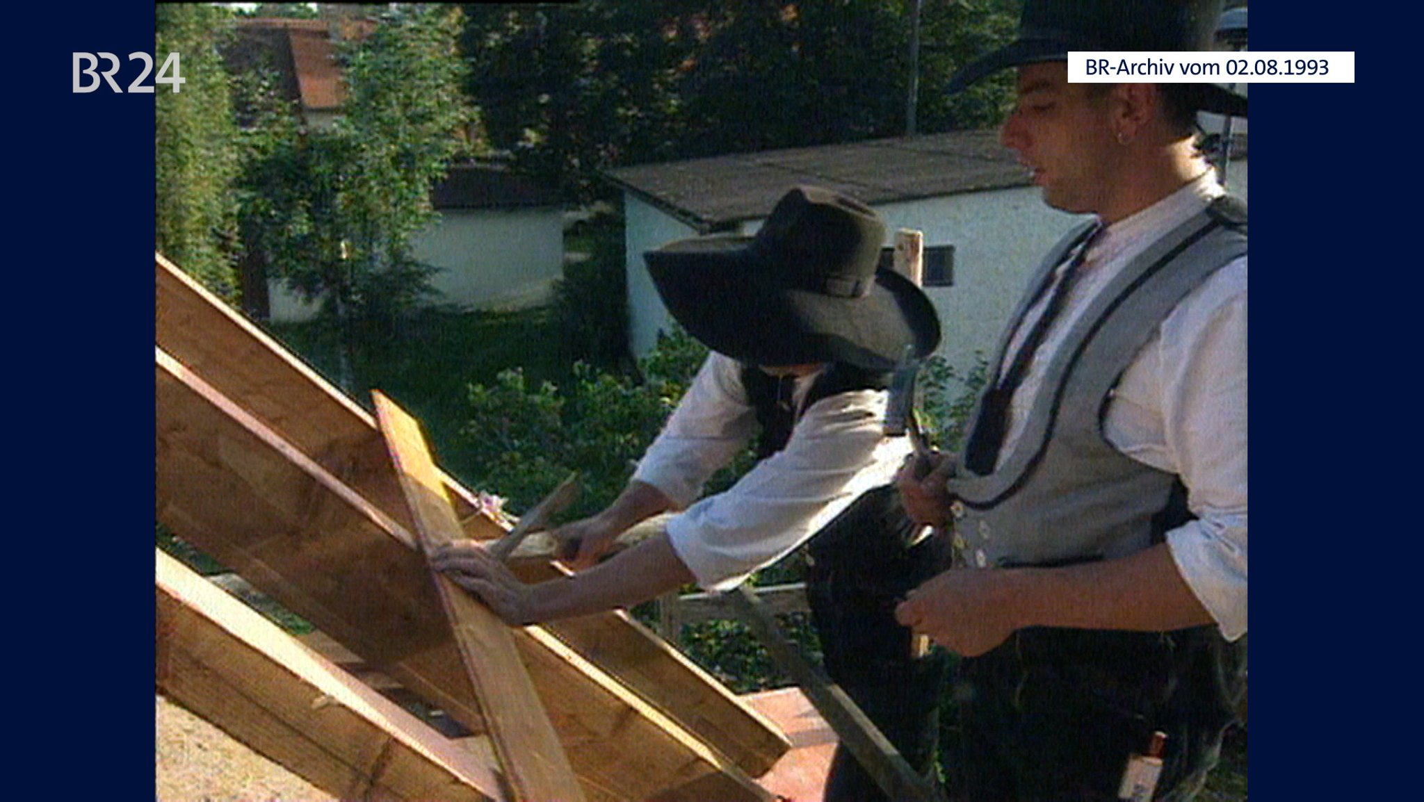 Handwerker in Zunftkleidung auf dem Dach