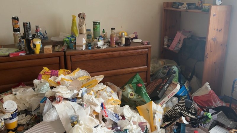 Verwahrlostes Zimmer mit Müll, der sich stapelt. | Bild: Franziska Simon Verwahrlostes Zimmer mit Müll, der sich stapelt.