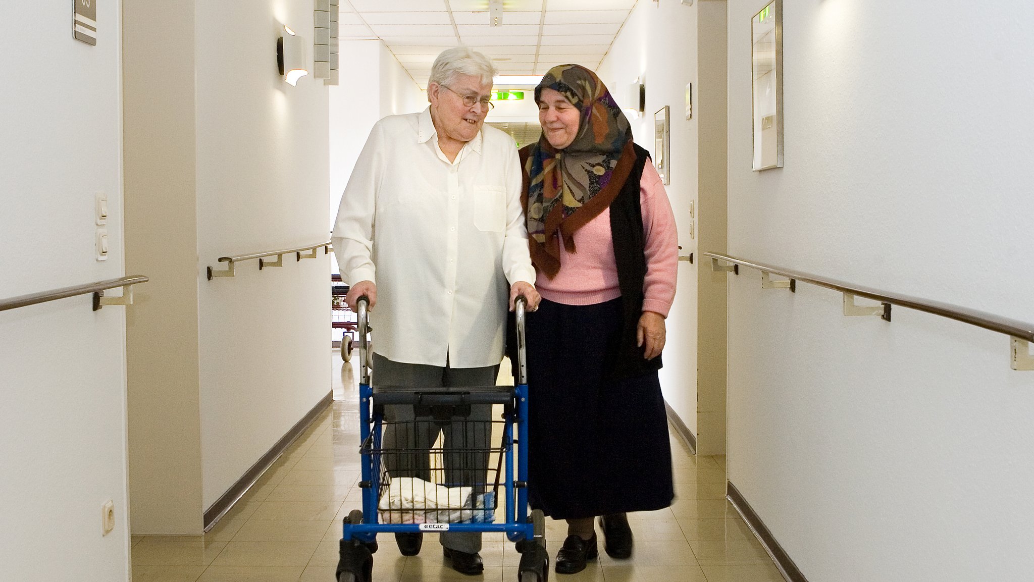 Zwei ältere Damen in einem Krankenhaus.