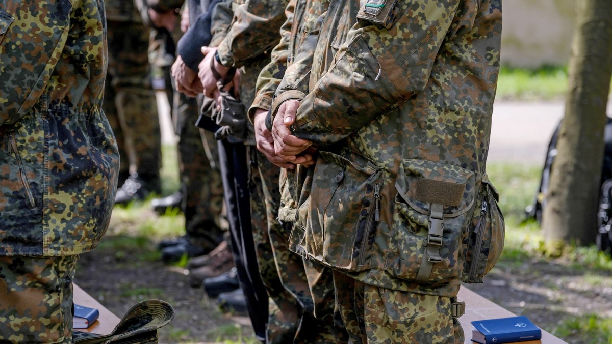 Soldaten beten während eines Feldgottesdienstes. 