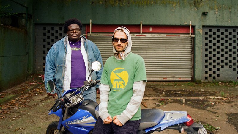 Rayan Djima und Samuel Eickmann alias Blumengarten im Second-Hand-Look neben einem alten Motorrad | Bild: Kristina Wolf Rayan Djima und Samuel Eickmann alias Blumengarten im Second-Hand-Look neben einem alten Motorrad