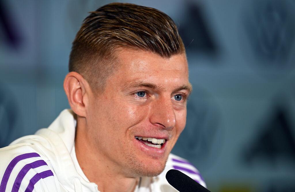 19.03.2024, Hessen, Frankfurt/Main: Fußball: Nationalmannschaft, vor dem Länderspiel gegen Frankreich, Pressekonferenz, DFB Campus. Nationalspieler Toni Kroos spricht auf der Pressekonferenz. Foto: Arne Dedert/dpa +++ dpa-Bildfunk +++