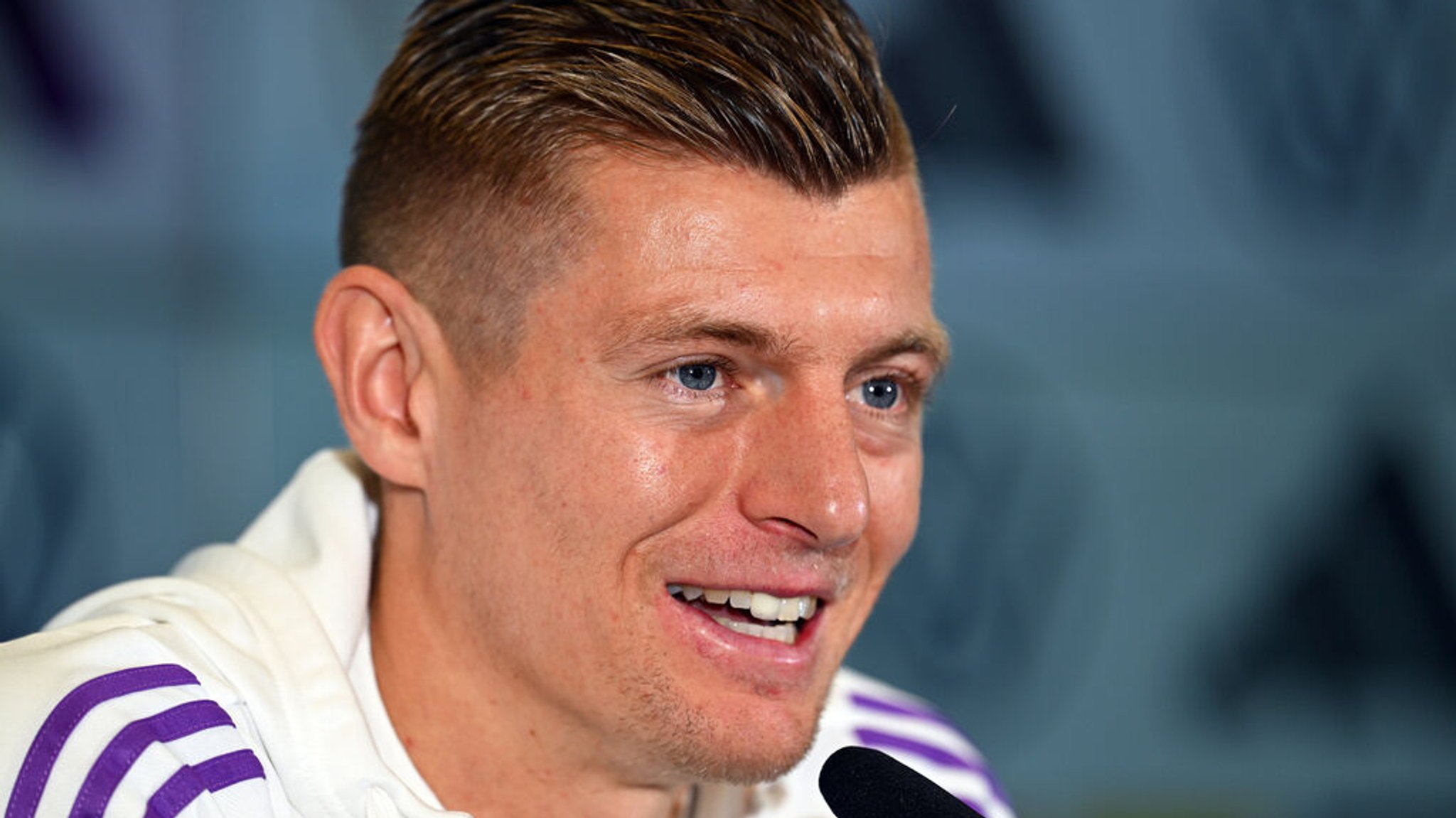 19.03.2024, Hessen, Frankfurt/Main: Fußball: Nationalmannschaft, vor dem Länderspiel gegen Frankreich, Pressekonferenz, DFB Campus. Nationalspieler Toni Kroos spricht auf der Pressekonferenz. Foto: Arne Dedert/dpa +++ dpa-Bildfunk +++