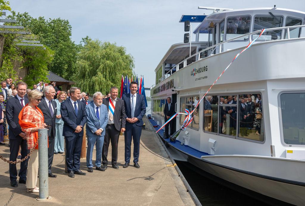 14.06.2025, Luxemburg, Schengen: Marie-Astrid von Luxemburg, die Namensgeberin des restaurierten Motorschiffes Prinzessin Marie-Astrid Europa, tauft beim Festakt zum 40. Jahrestag des Schengener Abkommens das Schiff. Vertreter von Deutschland, Frankreich und den Benelux-Staaten unterzeichneten in Schengen (Luxemburg) das «Schengener Abkommen» über den schrittweisen Abbau der Personenkontrollen an ihren gemeinsamen Grenzen. Foto: Harald Tittel/dpa +++ dpa-Bildfunk +++