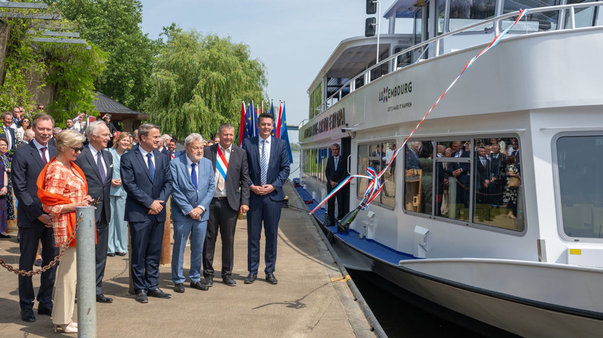 14.06.2025, Luxemburg, Schengen: Marie-Astrid von Luxemburg, die Namensgeberin des restaurierten Motorschiffes Prinzessin Marie-Astrid Europa, tauft beim Festakt zum 40. Jahrestag des Schengener Abkommens das Schiff. Vertreter von Deutschland, Frankreich und den Benelux-Staaten unterzeichneten in Schengen (Luxemburg) das «Schengener Abkommen» über den schrittweisen Abbau der Personenkontrollen an ihren gemeinsamen Grenzen. Foto: Harald Tittel/dpa +++ dpa-Bildfunk +++