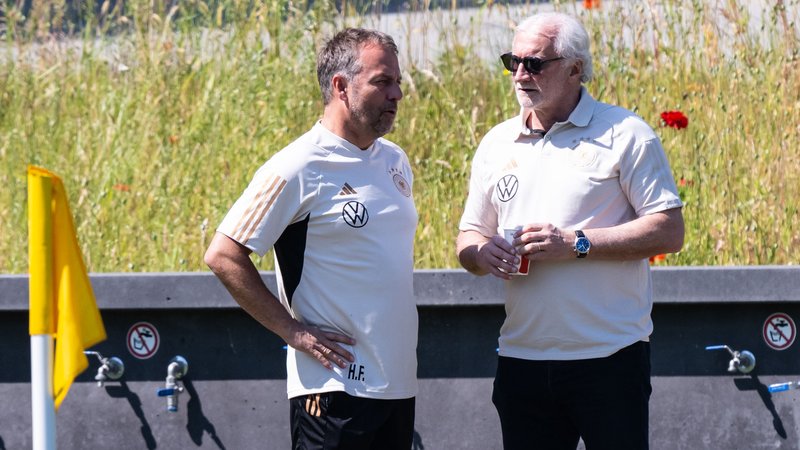Steht weiter hinter Bundestrainer Flick (links): DFB-Sportdirektor Rudi Völler (rechts).