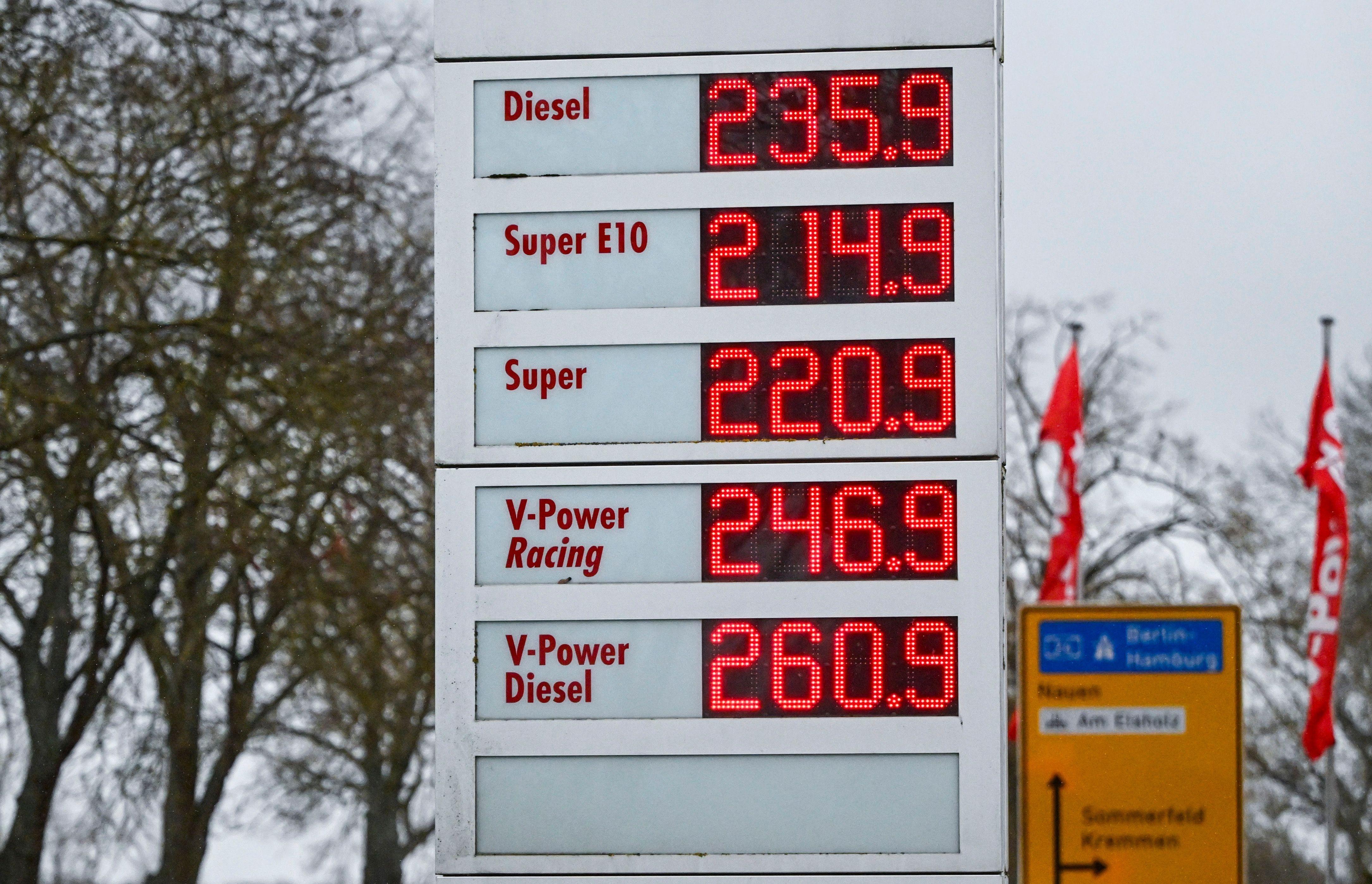  Auf einer Anzeigetafel einer Tankstelle werden die aktuellen Preise für Benzin und Diesel angezeigt. Die Tankstellen in Deutschland dürfen die Preise für Benzin und Diesel nur noch einmal am Tag erhöhen. Foto: Jens Kalaene/dpa +++ dpa-Bildfunk +++