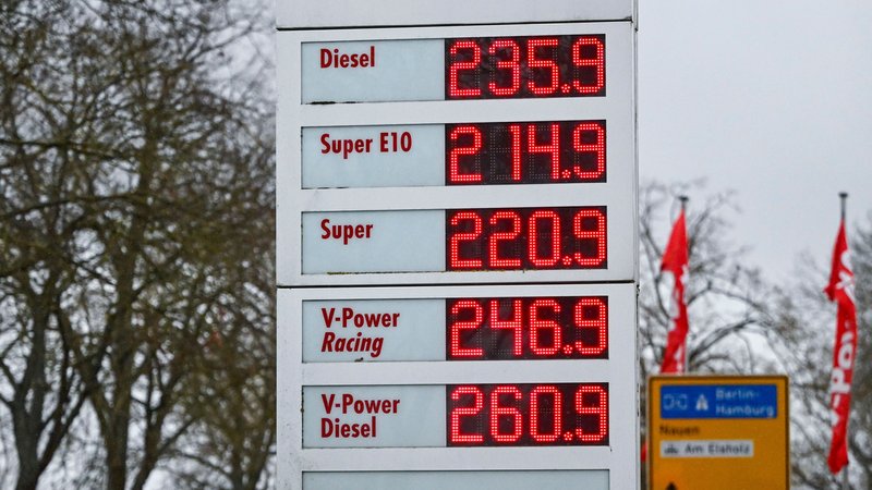 Auf einer Anzeigetafel einer Tankstelle werden die aktuellen Preise für Benzin und Diesel angezeigt. Die Tankstellen in Deutschland dürfen die Preise für Benzin und Diesel nur noch einmal am Tag erhöhen. Foto: Jens Kalaene/dpa +++ dpa-Bildfunk +++ | Bild: dpa-Bildfunk/Jens Kalaene Auf einer Anzeigetafel einer Tankstelle werden die aktuellen Preise für Benzin und Diesel angezeigt. Die Tankstellen in Deutschland dürfen die Preise für Benzin und Diesel nur noch einmal am Tag erhöhen. Foto: Jens Kalaene/dpa +++ dpa-Bildfunk +++