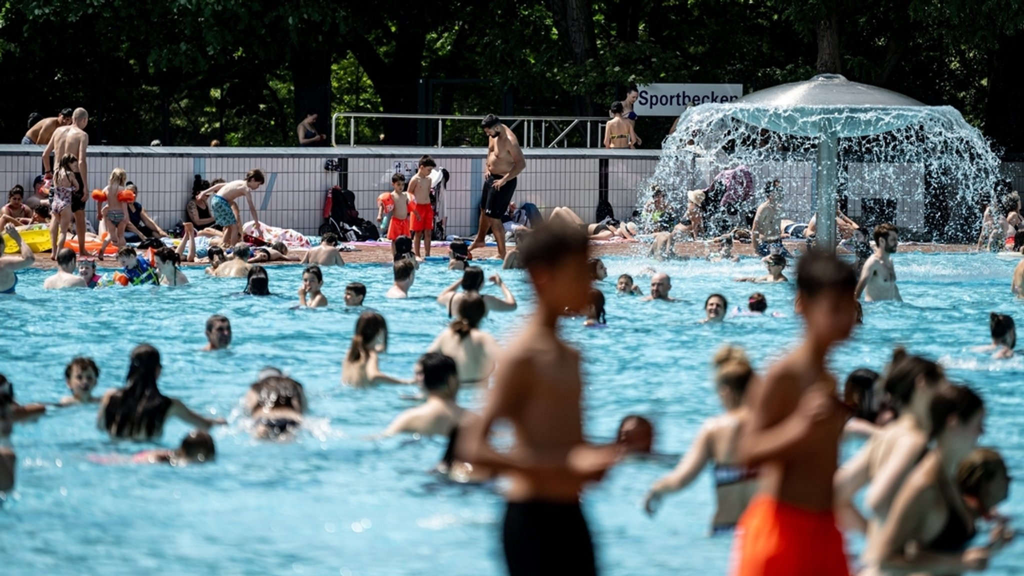 Symbolbild: Ein Freibad, in dem viele Menschen schwimmen