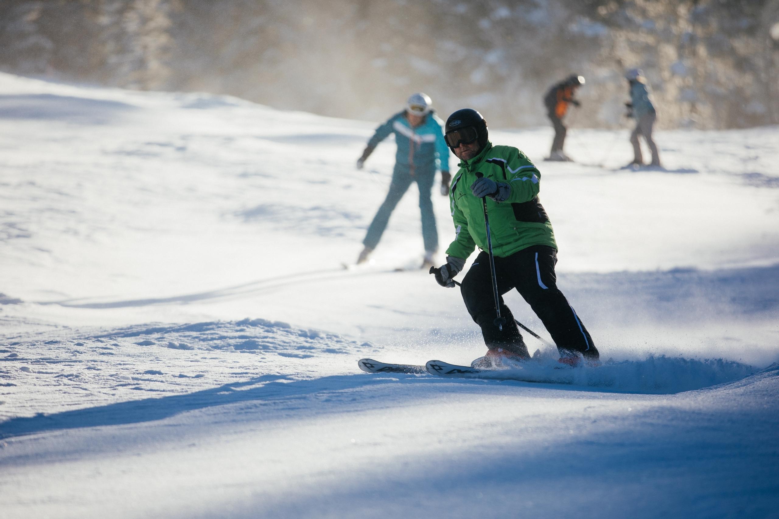 Eine befahrene Skipiste in der Erlebniswelt Garmisch-Classic.