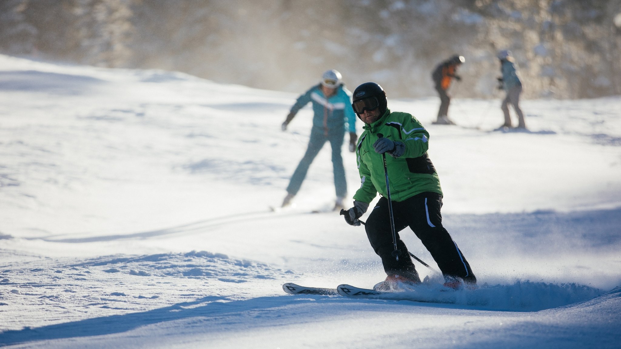 Eine befahrene Skipiste in der Erlebniswelt Garmisch-Classic.